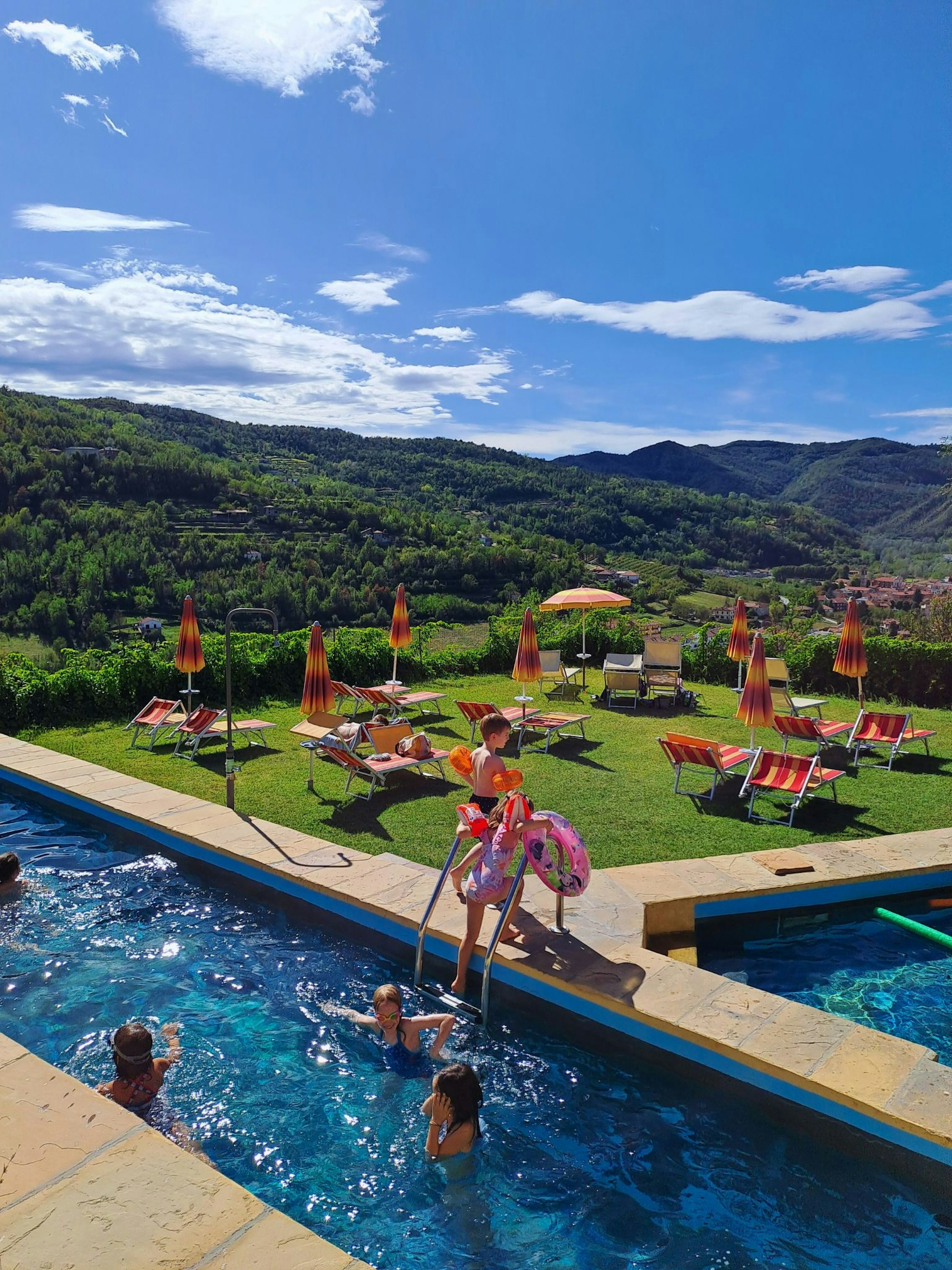 Kinder spielen im Pool