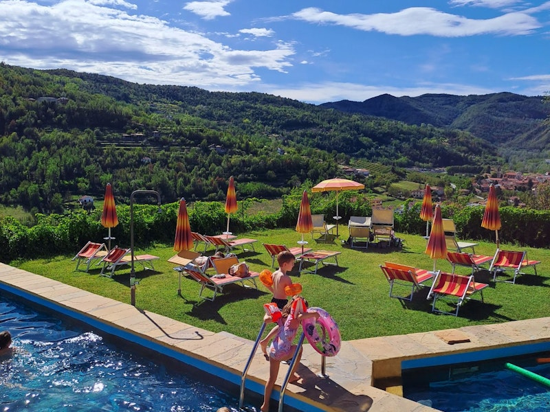 Kinder spielen im Pool