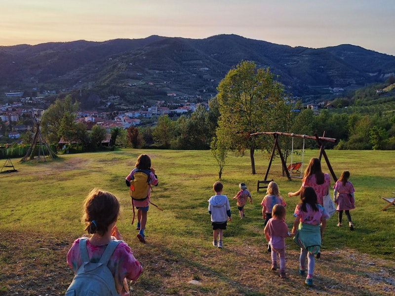 Kinder laufen auf der Wiese