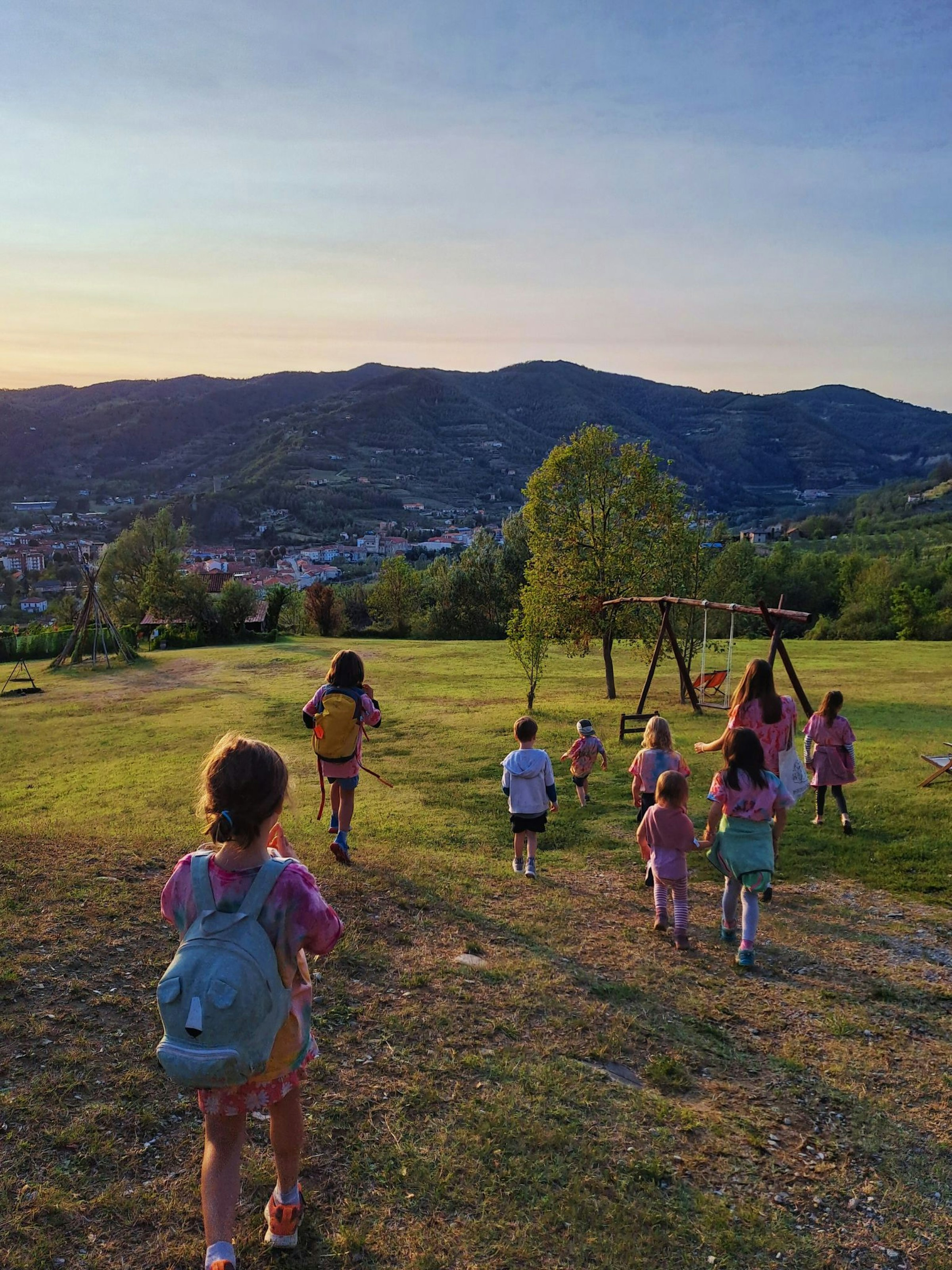 Kinder laufen auf der Wiese