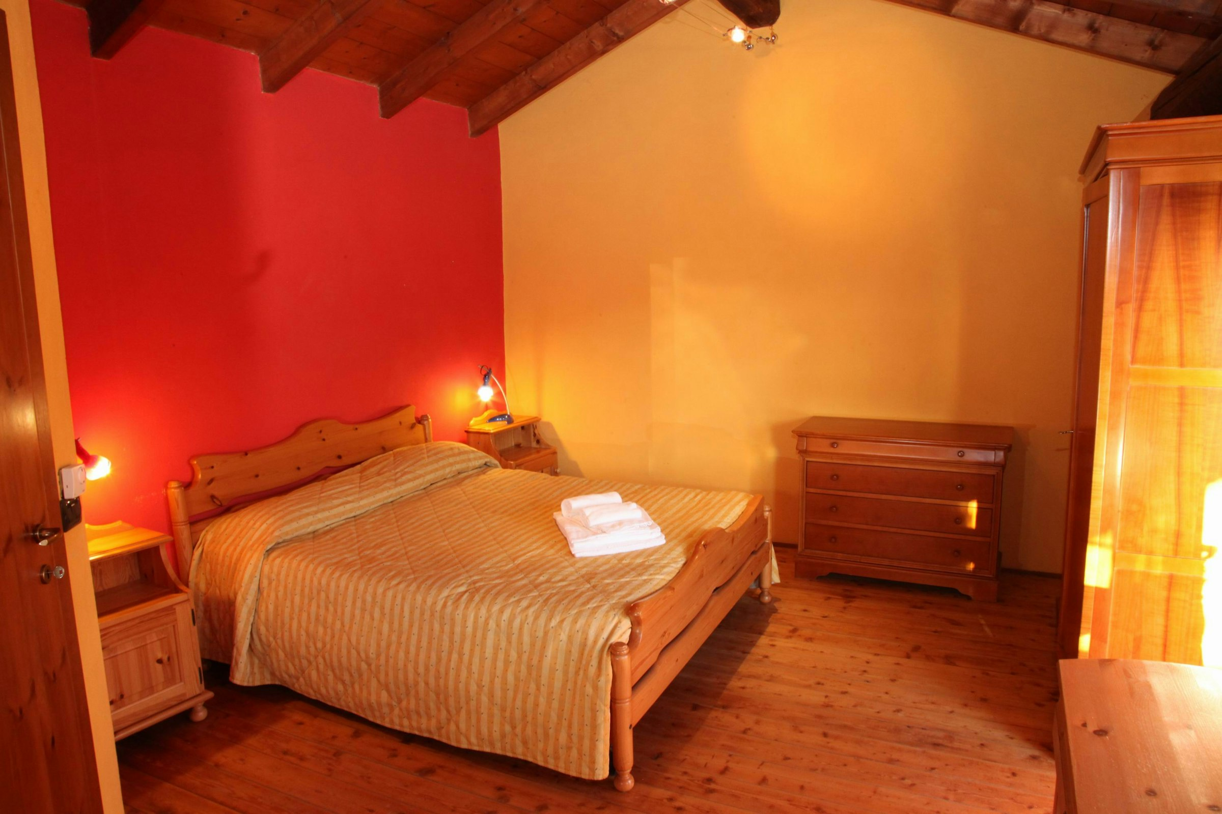 Schlafzimmer mit Doppelbett