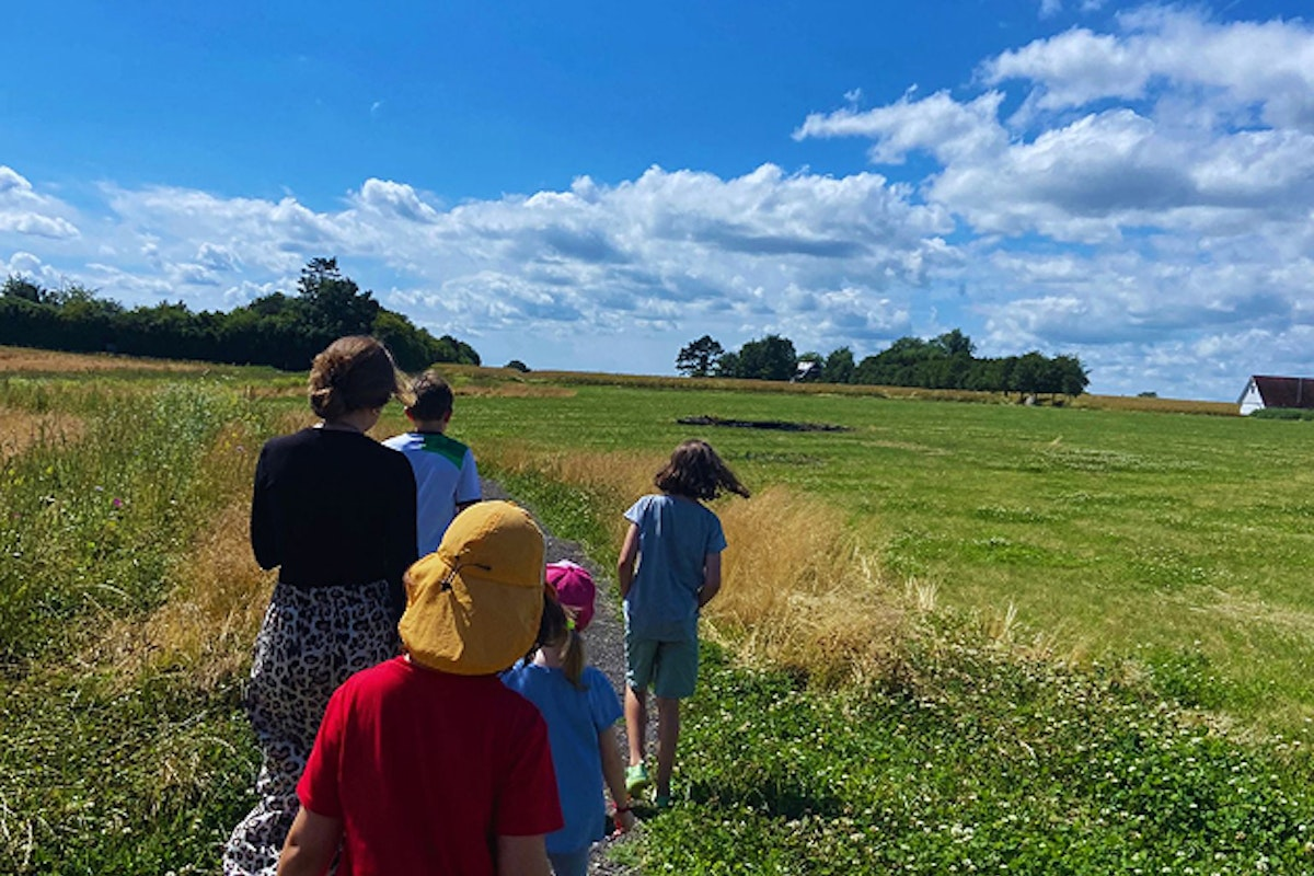 Die Umgebung mit neuen Freunden erkunden