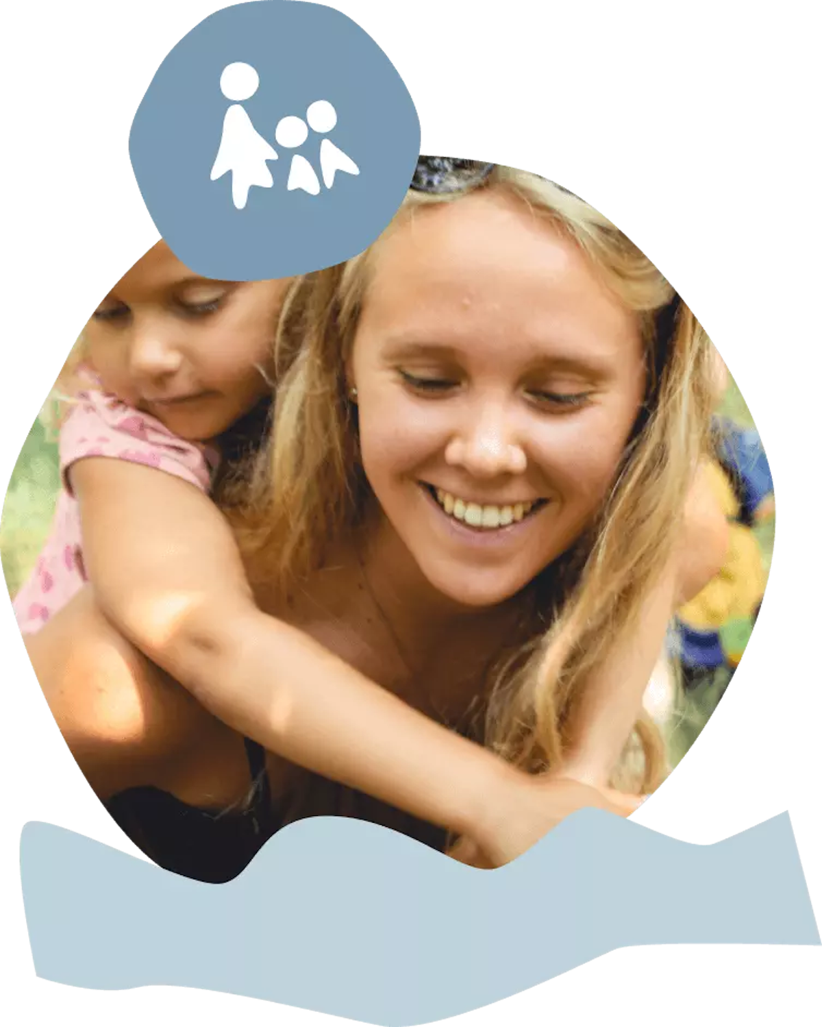 junge Frau mit Kind auf den Schultern