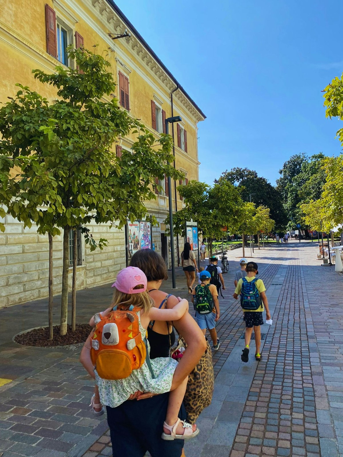 Kinder in italienischer Stadt