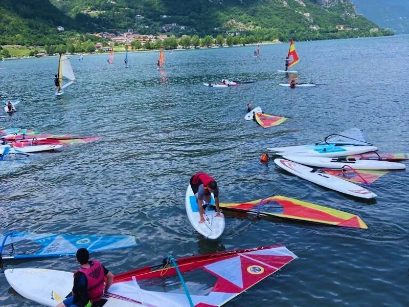 Windsurfer auf dem See