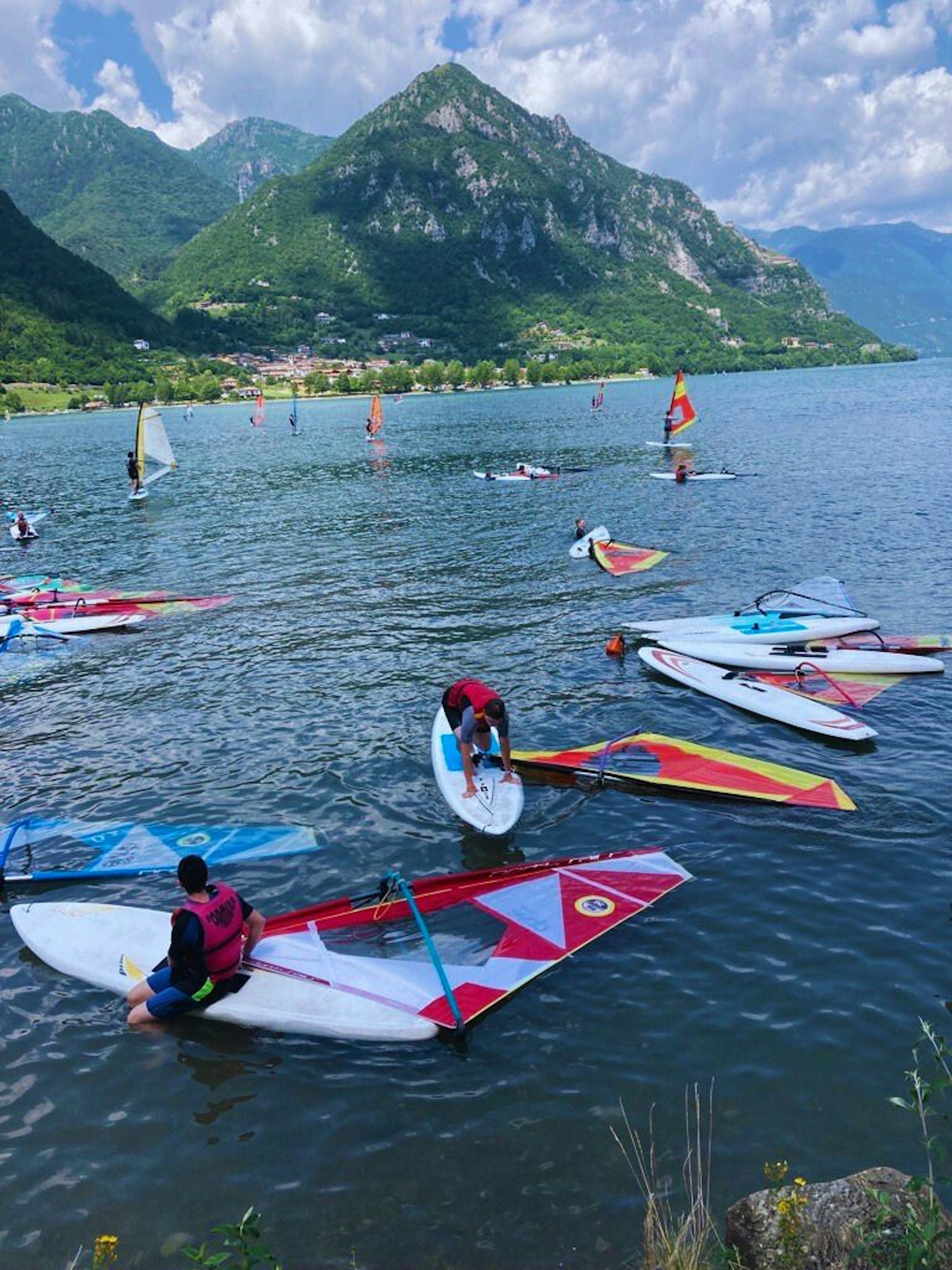 Windsurfer auf dem See