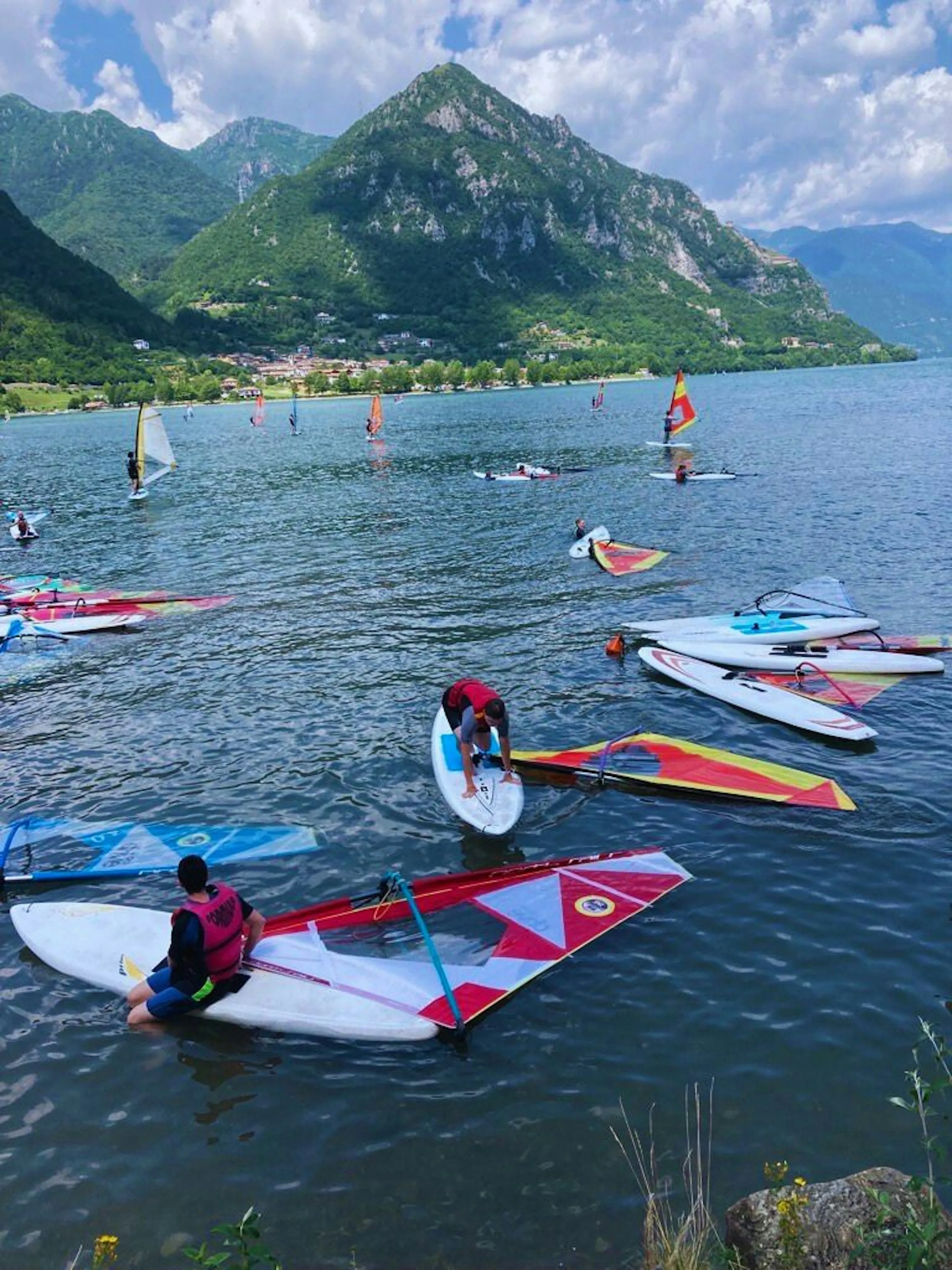 Windsurfer auf dem See