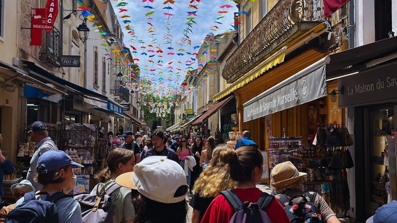 Kinder gehen durch eine Stadt
