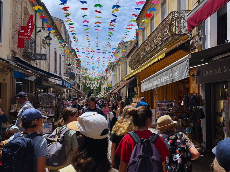 Kinder gehen durch eine belebte Stadt