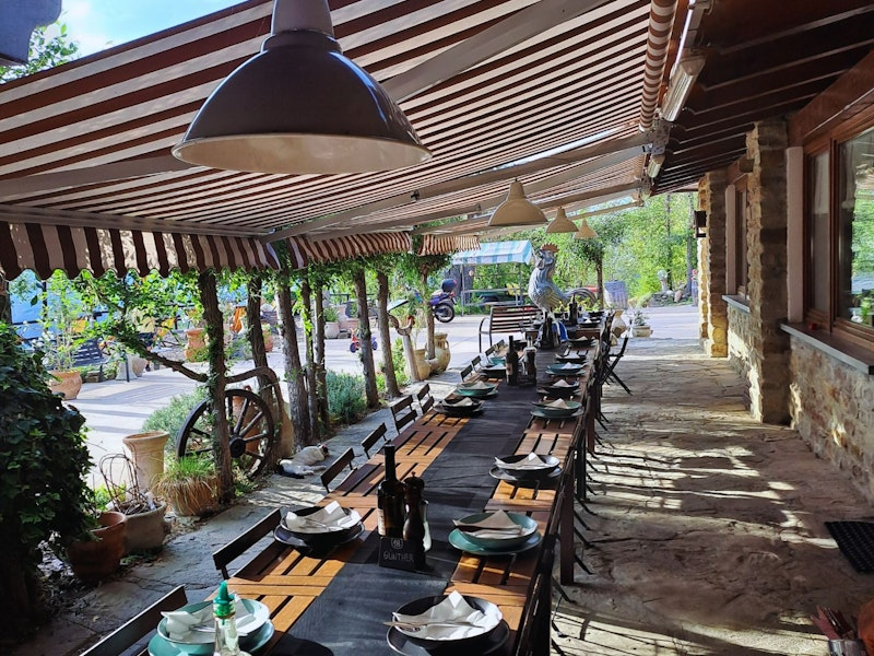 Lange gedeckte Essenstafel