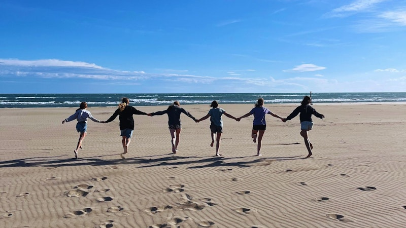 Kinder rennen am Strand