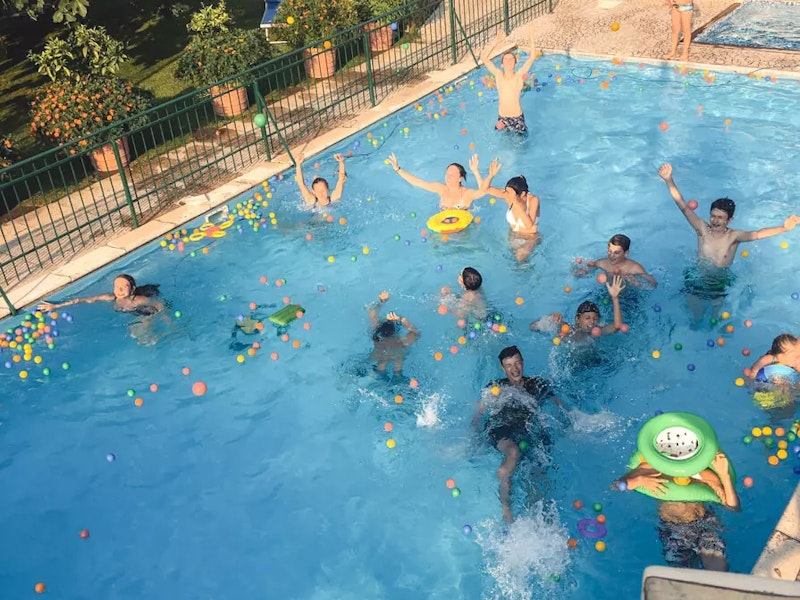 Vogelperspektive auf den Pool mit Kindern die Spaß haben in der Sonne