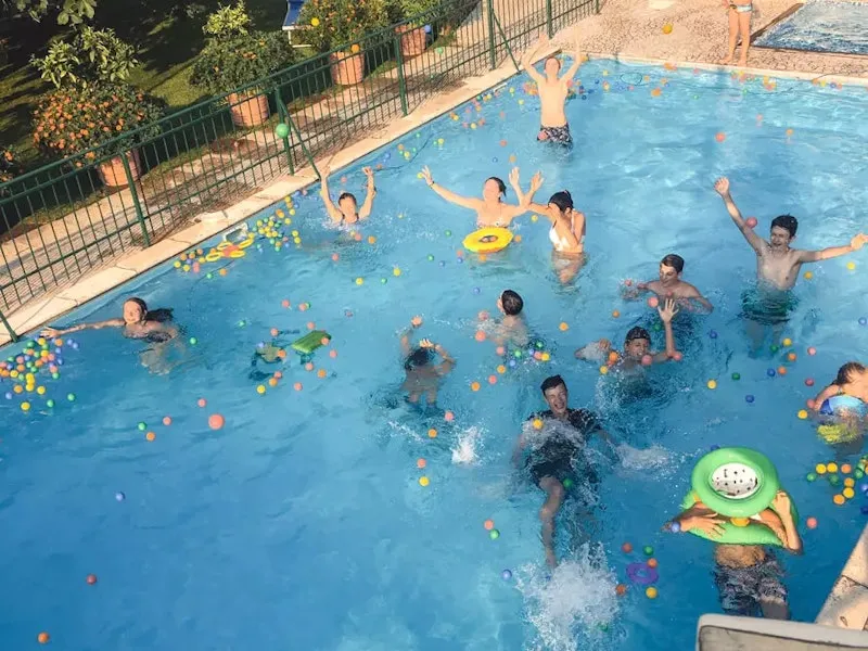Vogelperspektive auf den Pool mit Kindern die Spaß haben in der Sonne