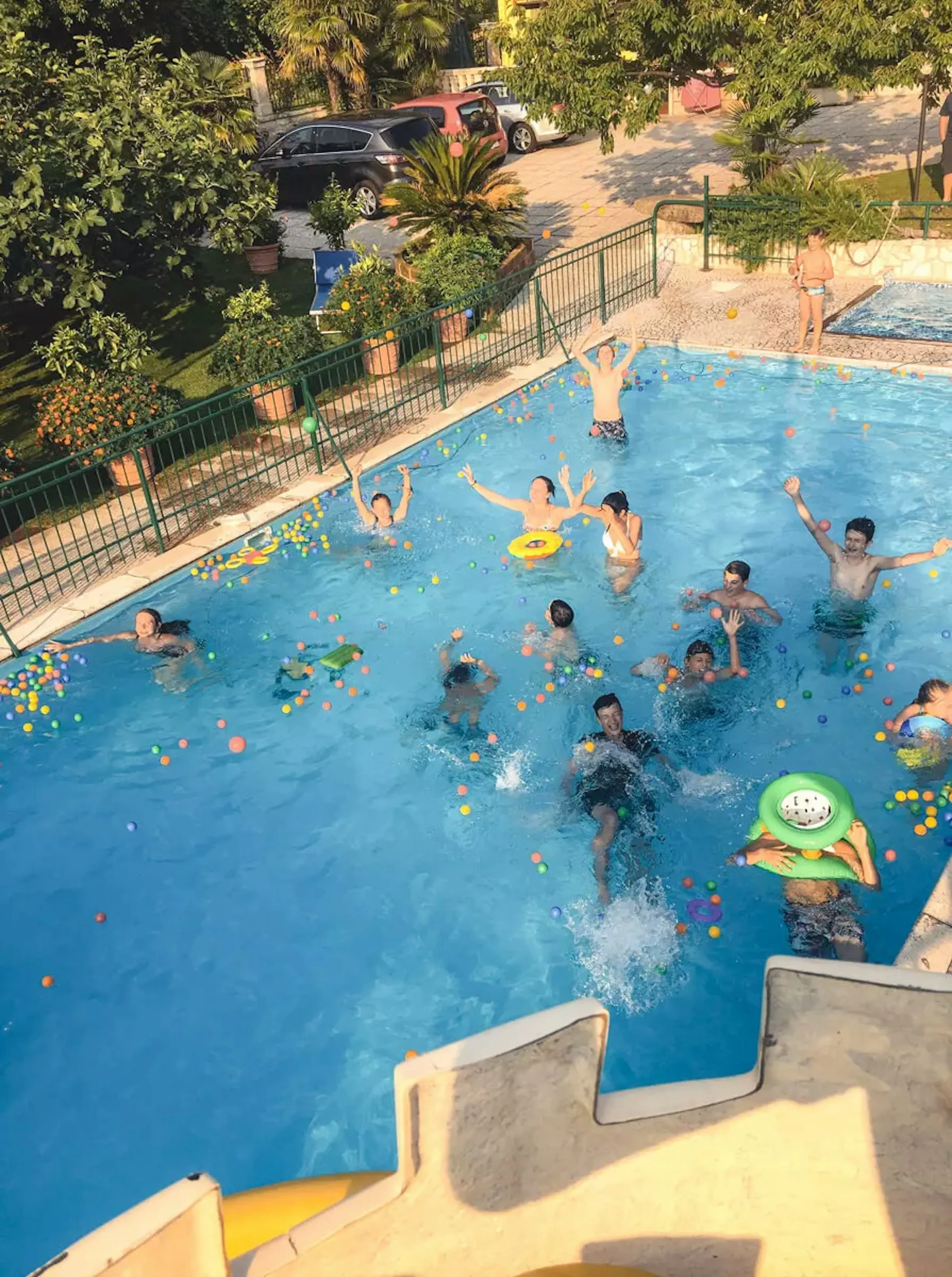 Vogelperspektive auf den Pool mit Kindern die Spaß haben in der Sonne