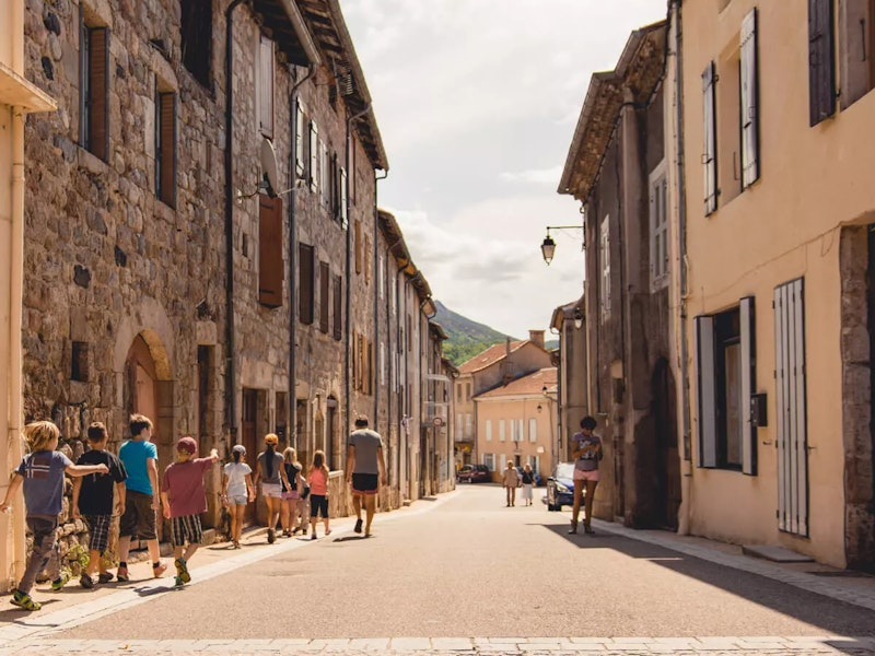 Eine Altstadt mit einer Reisegruppe mit Kindern