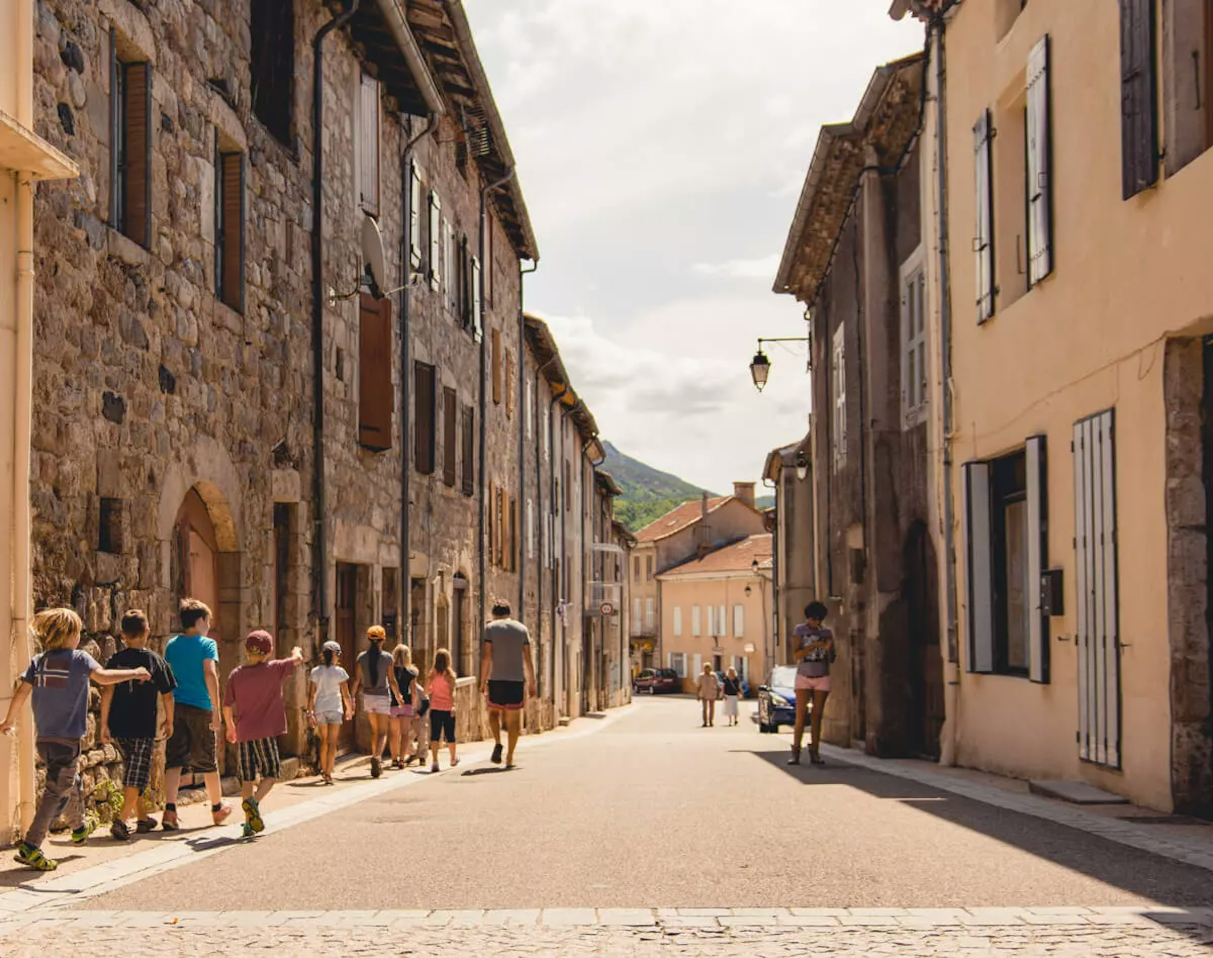 Eine Altstadt mit einer Reisegruppe mit Kindern
