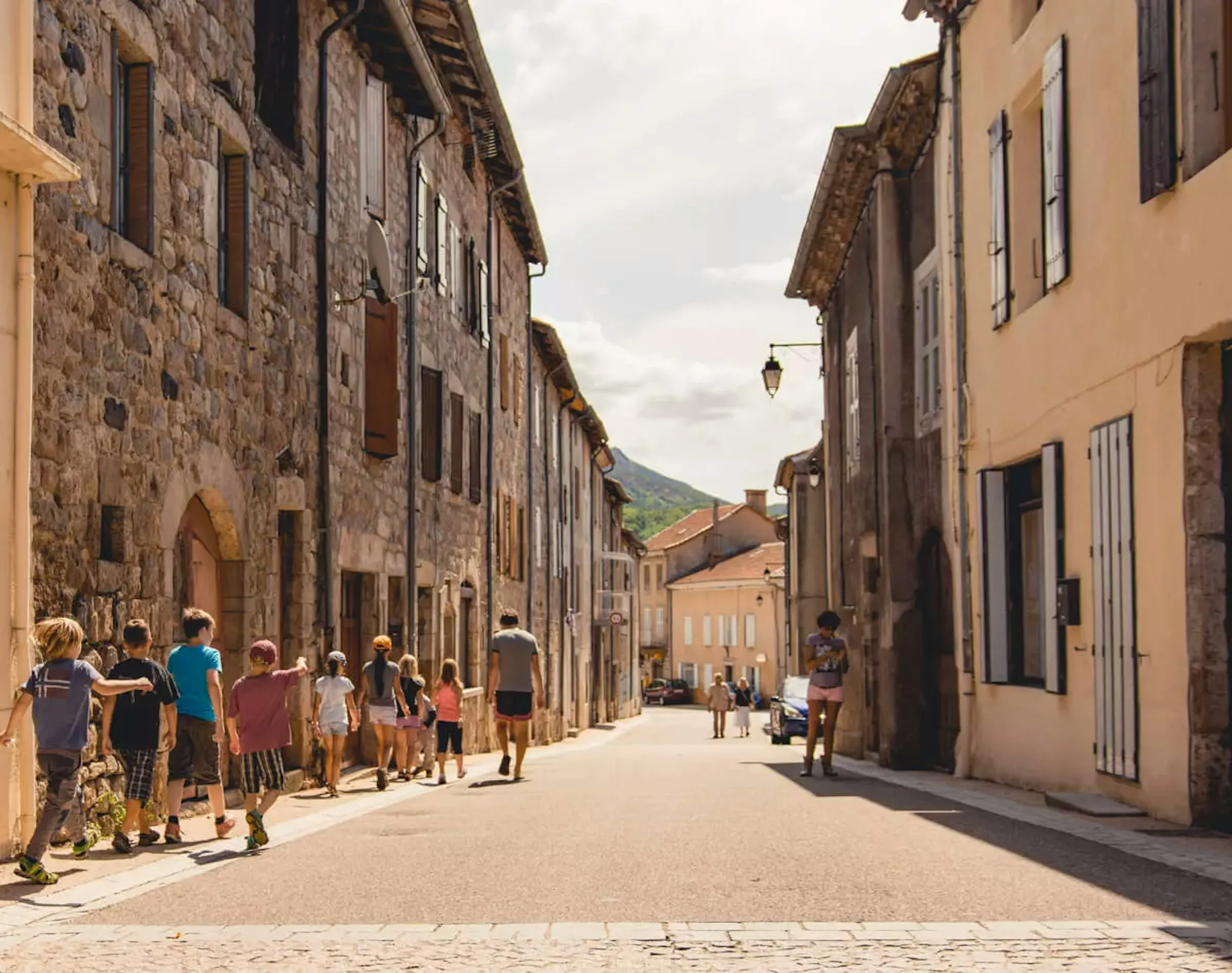 Eine Altstadt mit einer Reisegruppe mit Kindern