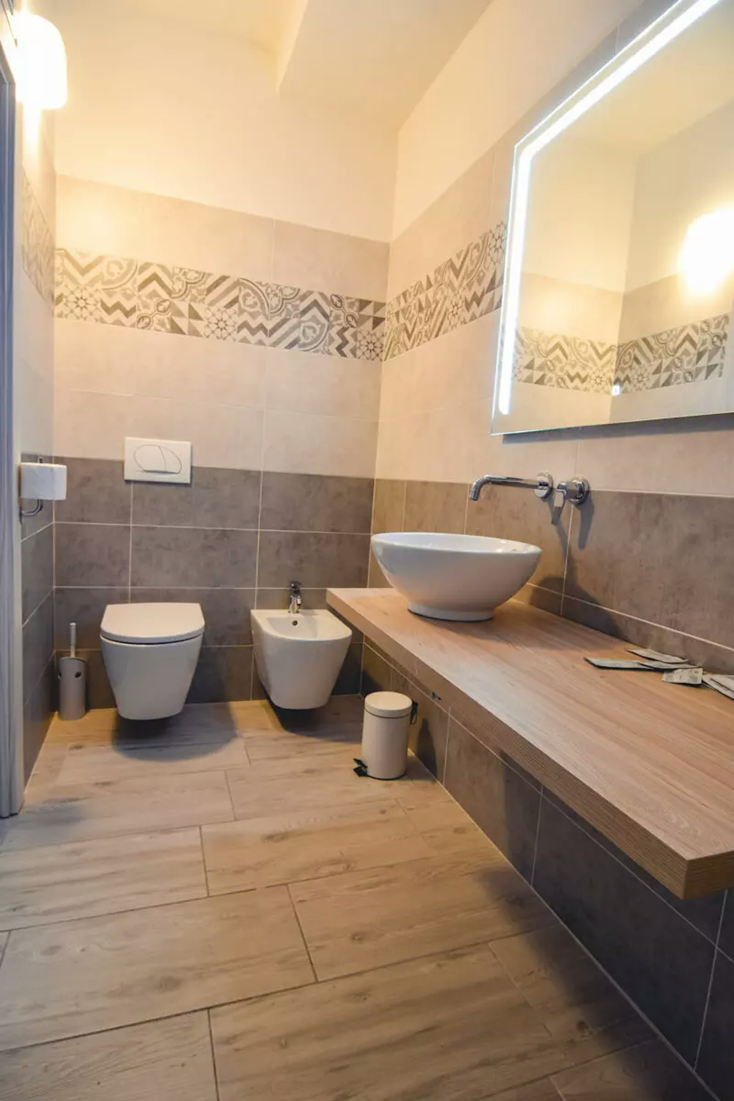 Ansicht der Ferienwohnung – modernes großes Badezimmer