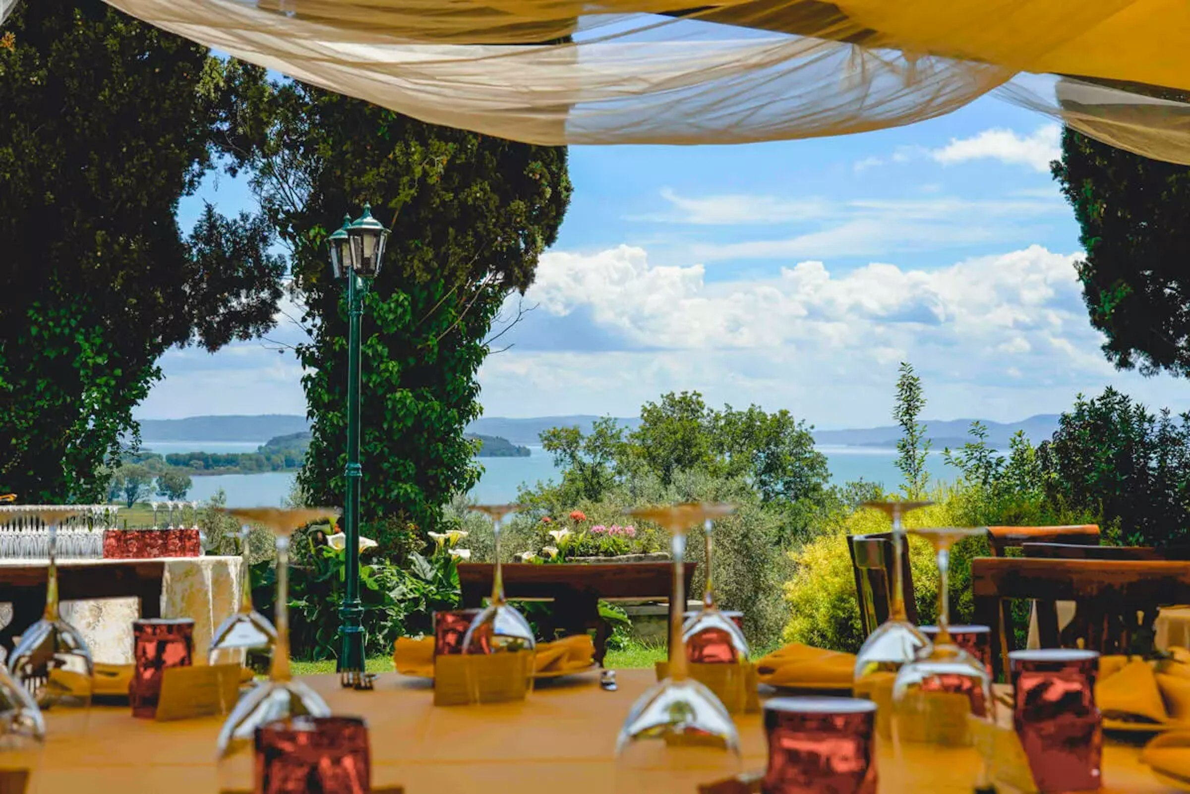 Tische mit Weingläsern