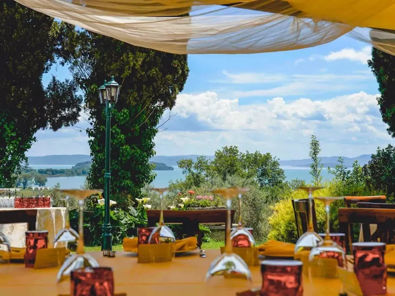 Tische mit Weingläsern