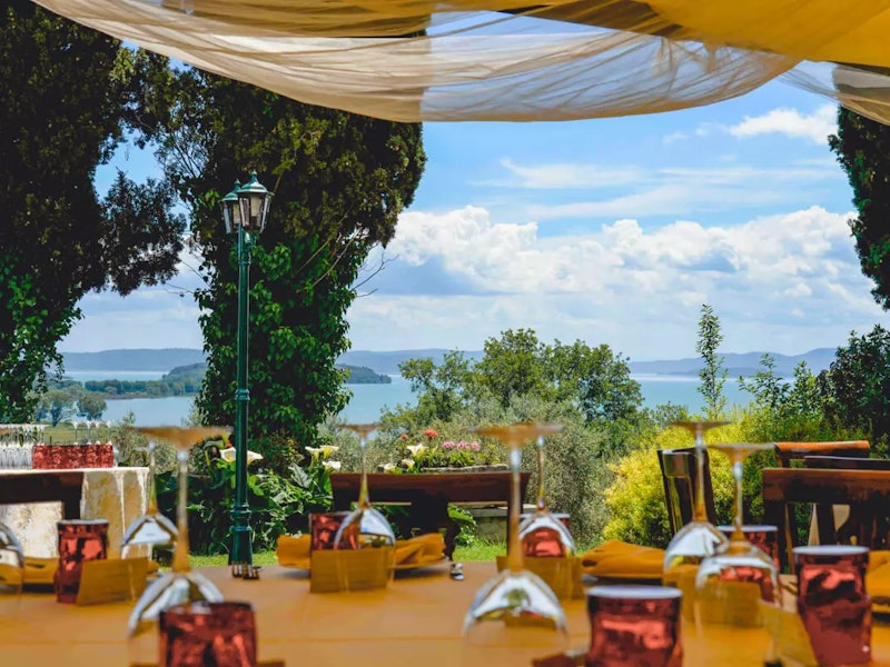 Tische mit Weingläsern