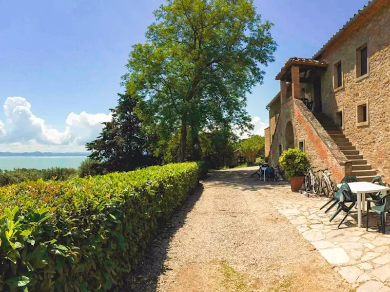Blick auf das Haus mit Tischen und Stühlen davor