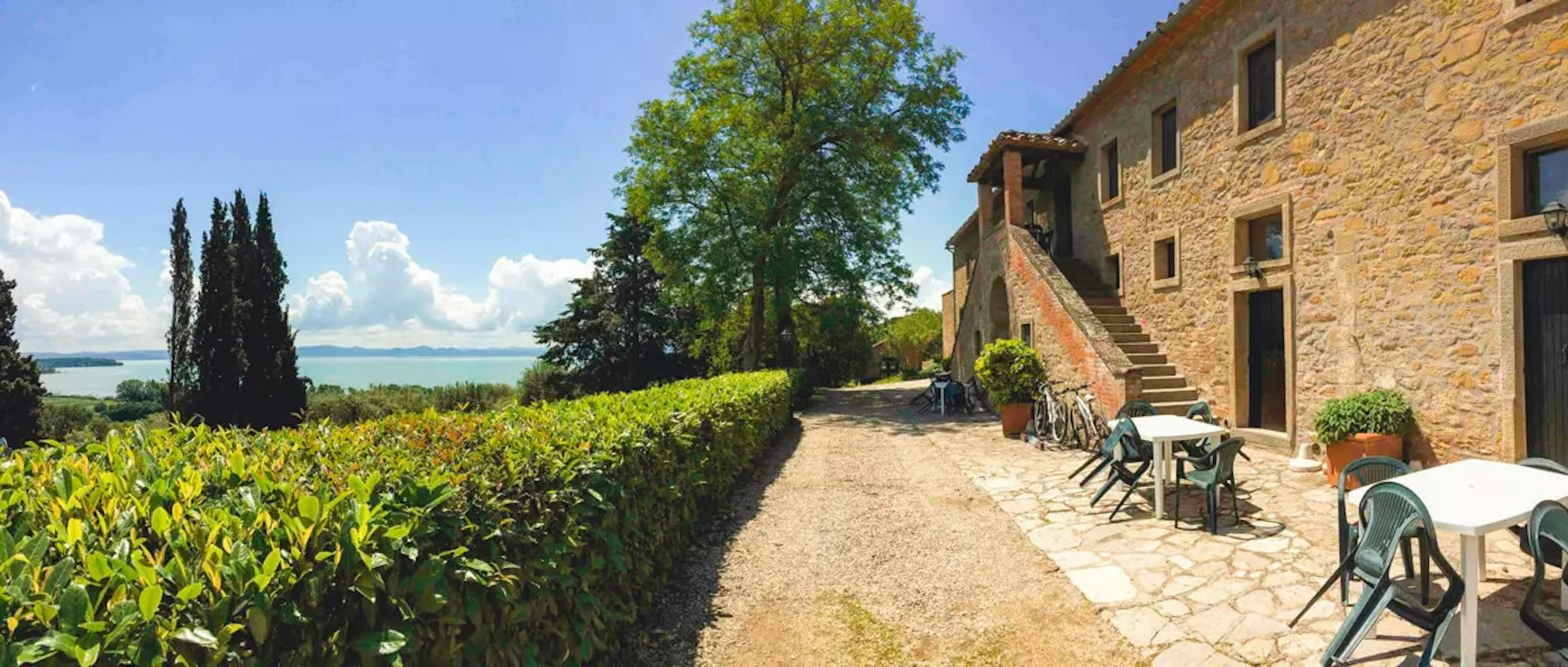 Blick auf das Haus mit Tischen und Stühlen davor