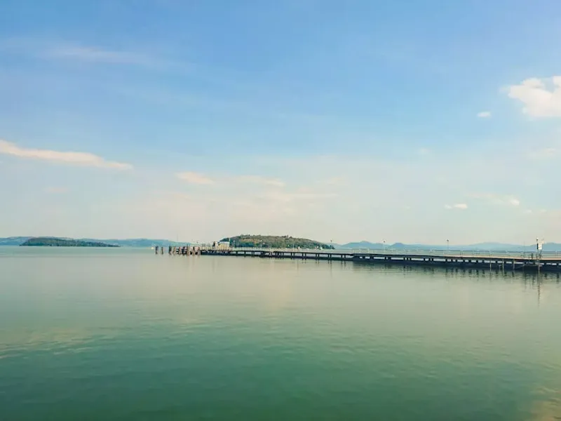 ein großer See mit Steg