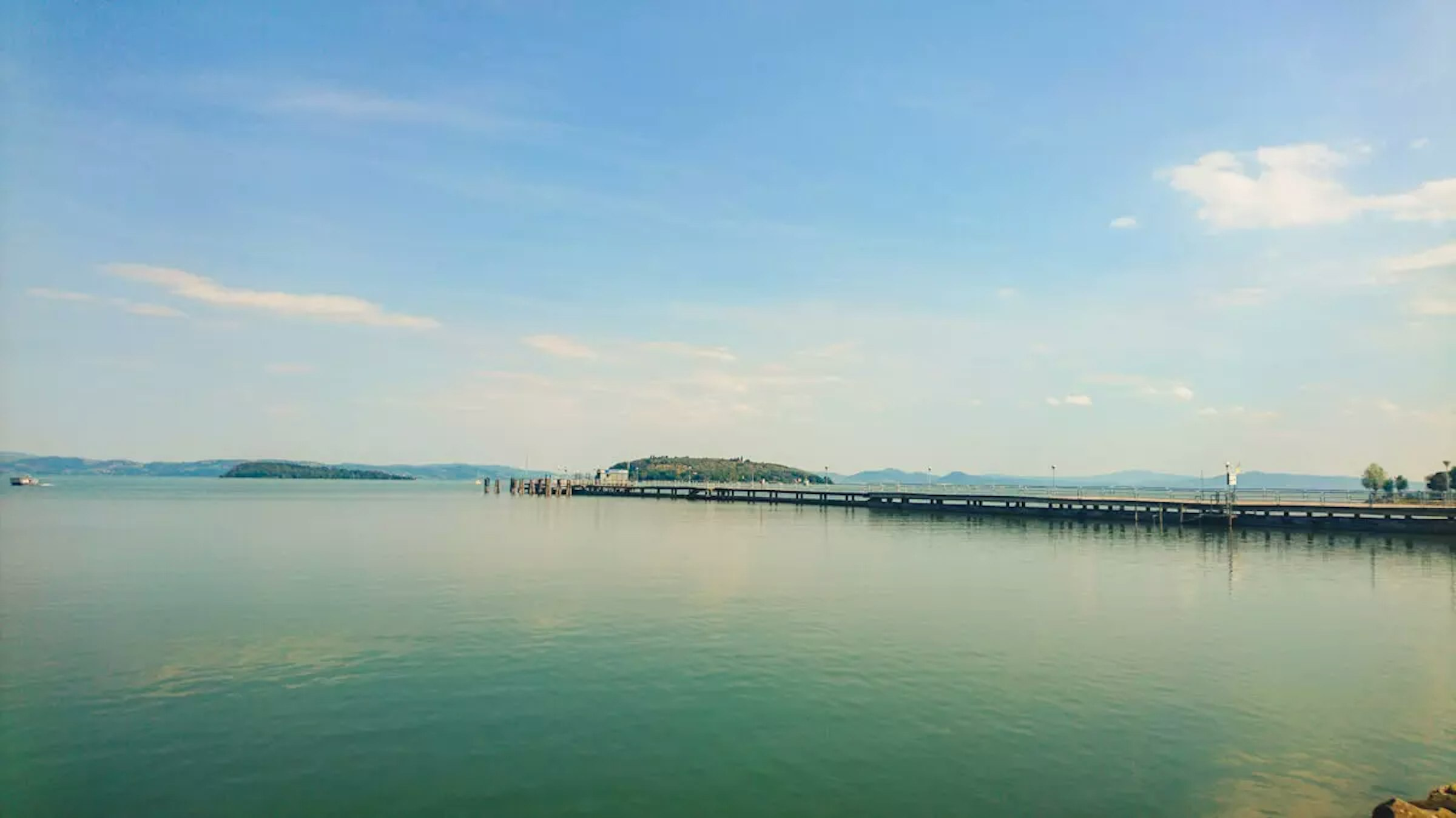 ein großer See mit Steg