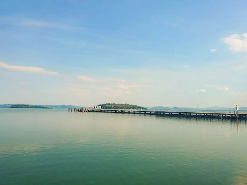 ein großer See mit Steg