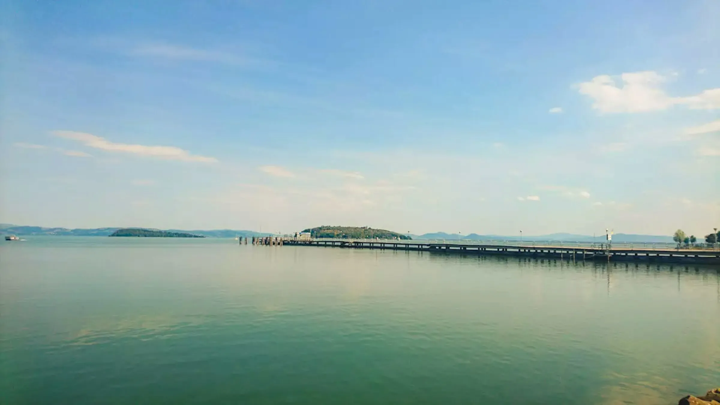 ein großer See mit Steg