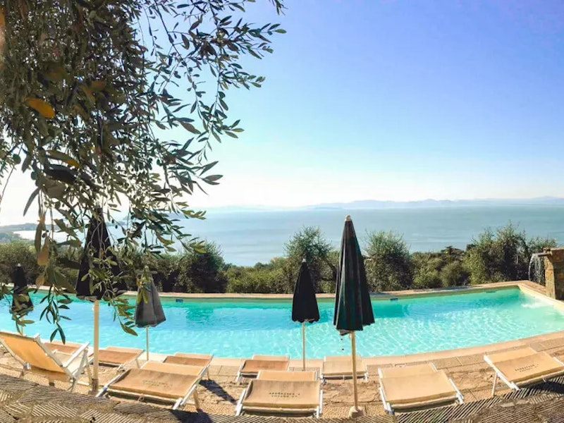 Panoramablick über einen Pool direkt am Hang mit Blick auf die Berge