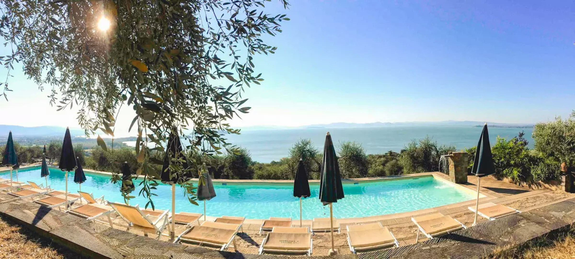 Panoramablick über einen Pool direkt am Hang mit Blick auf die Berge