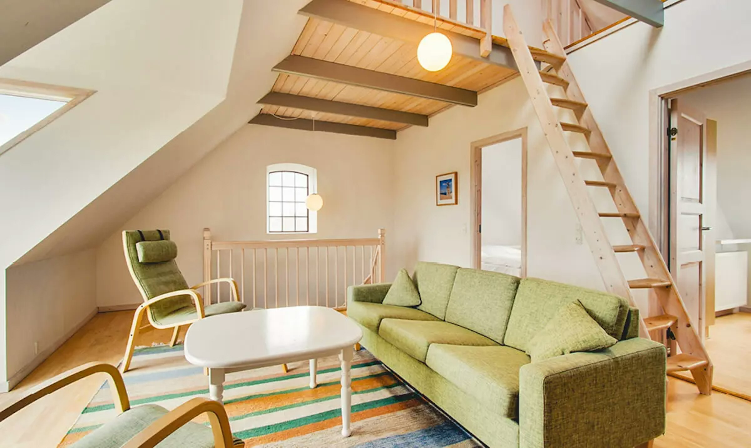 Heller Wohnraum mit Couch und Sesseln