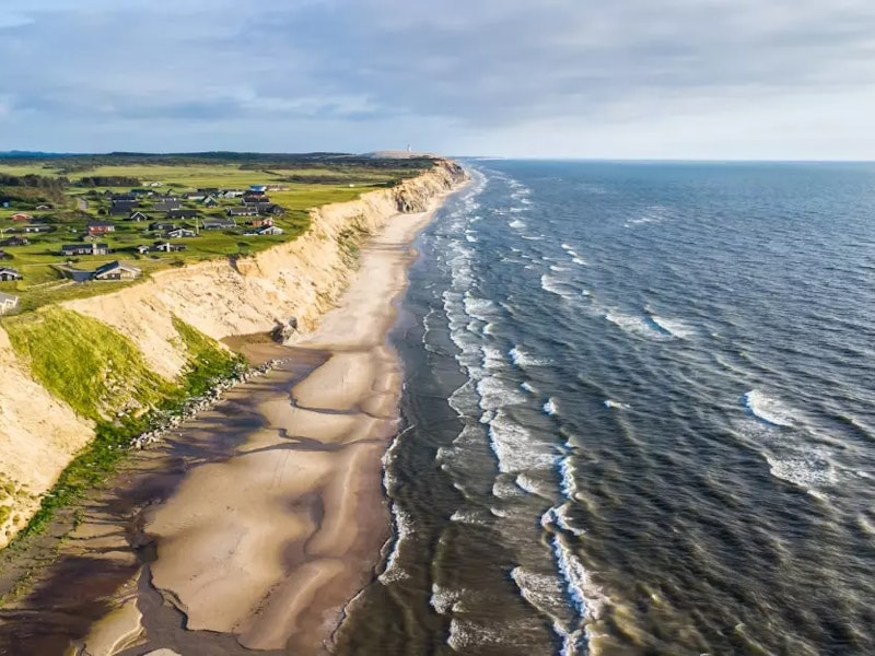 Wildes Meer an einer Küste
