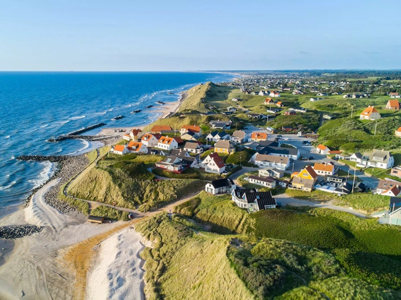 Feriendorf umgeben von Wiesen direkt an der Küste