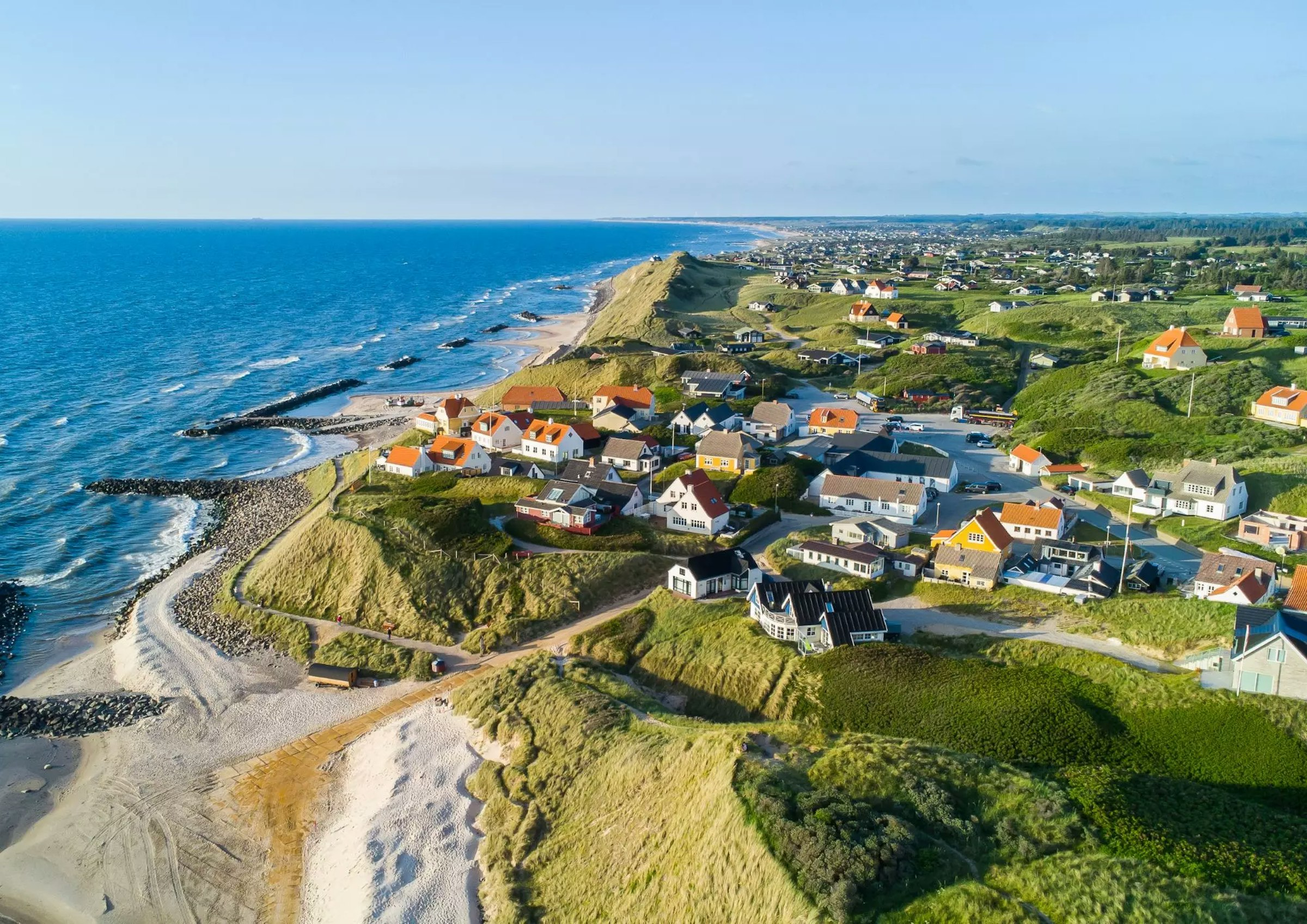 Feriendorf umgeben von Wiesen direkt an der Küste