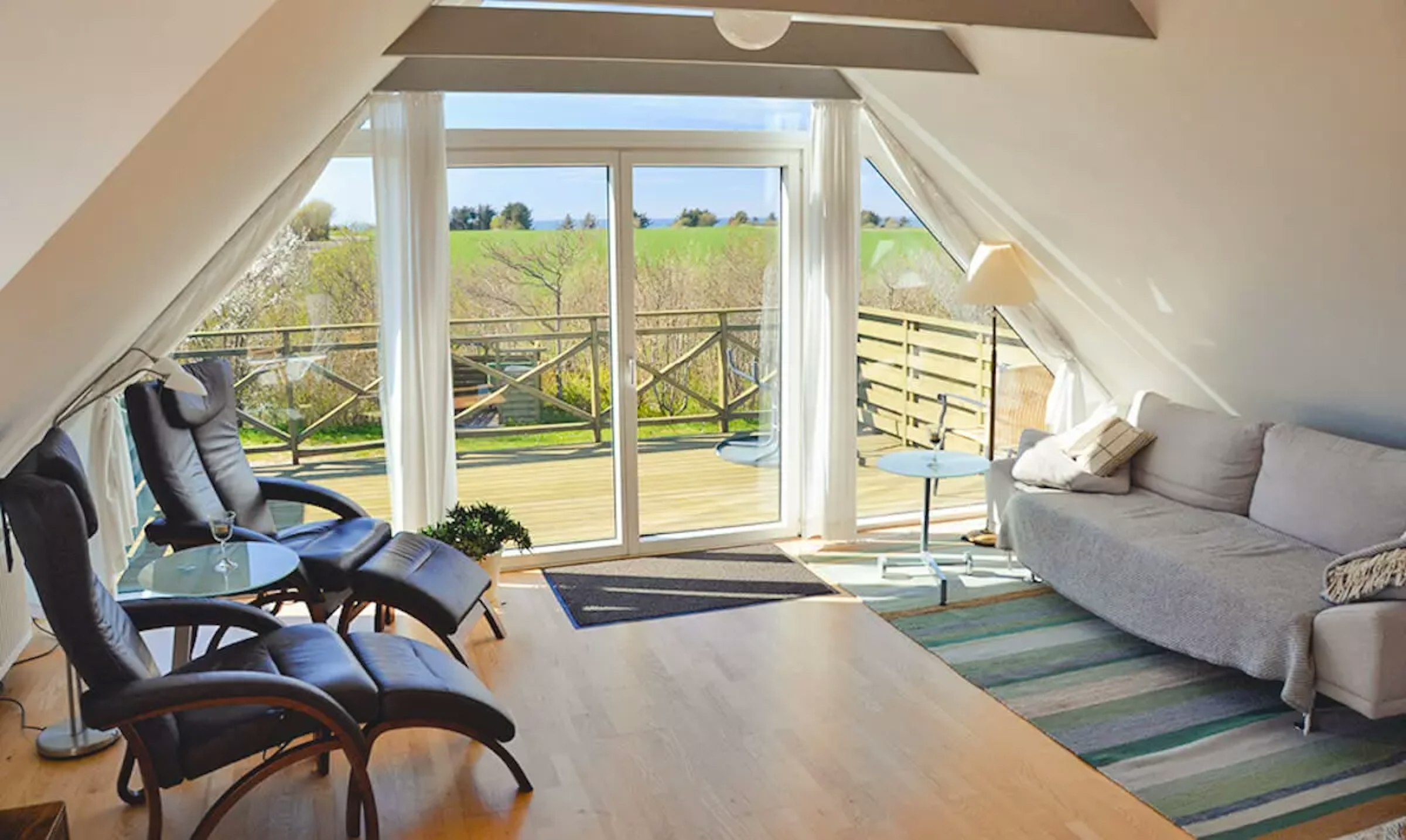 Heller Wohnraum mit Balkon