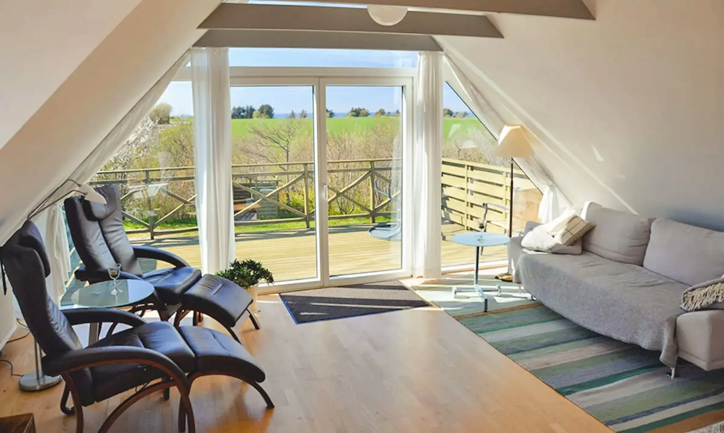 Heller Wohnraum mit Balkon
