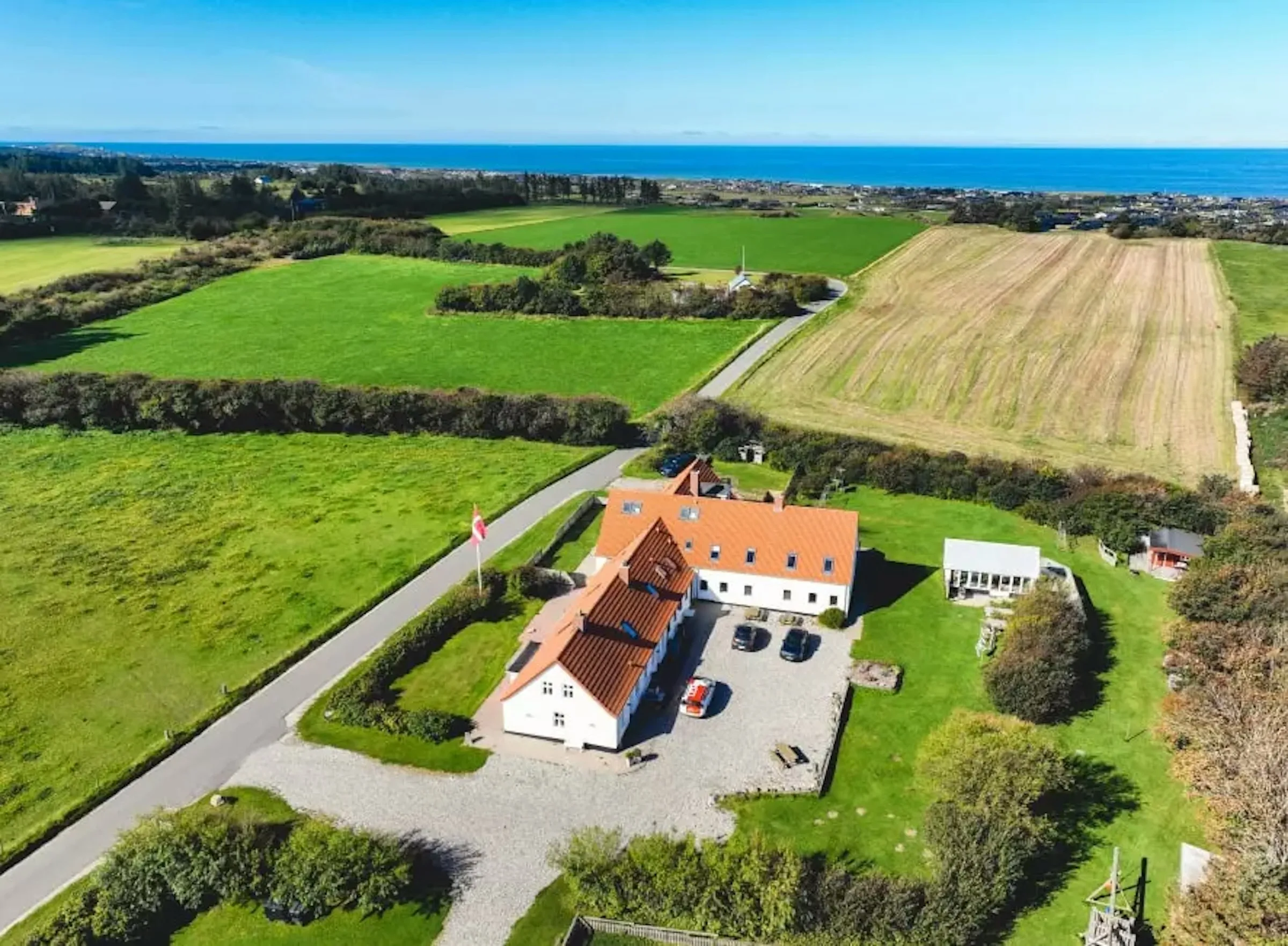 Ferienhaus umgeben von Wiesen