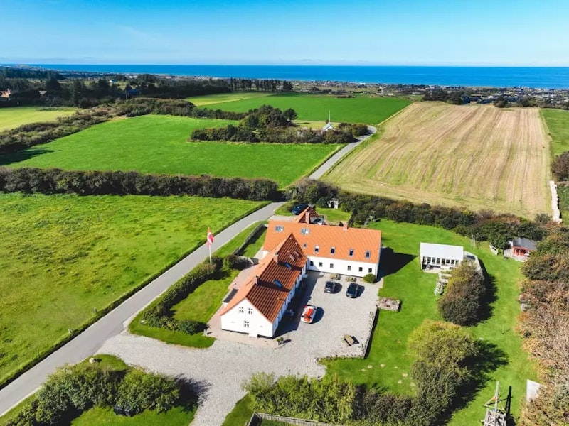 Ferienhaus umgeben von Wiesen