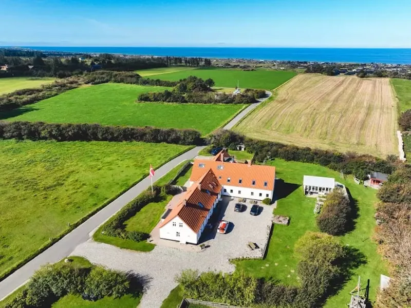 Ferienhaus umgeben von Wiesen