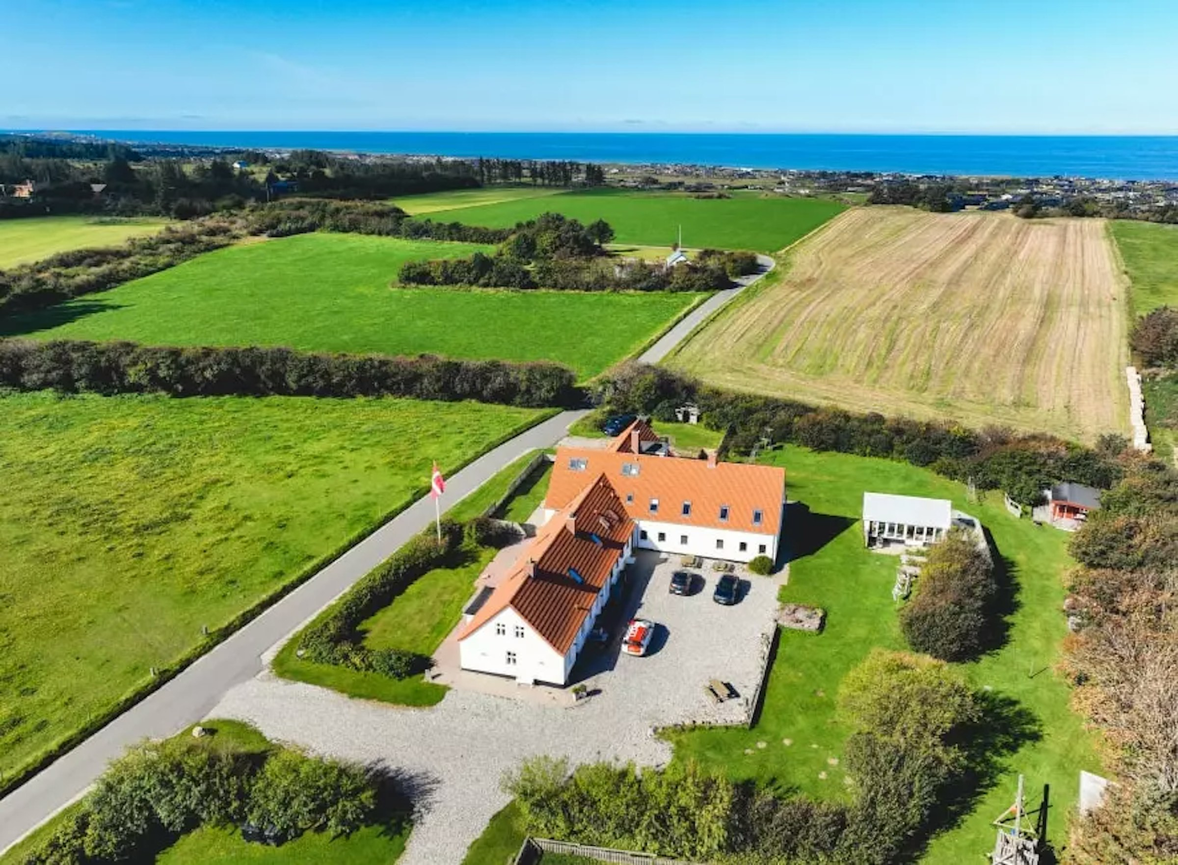 Ferienhaus umgeben von Wiesen