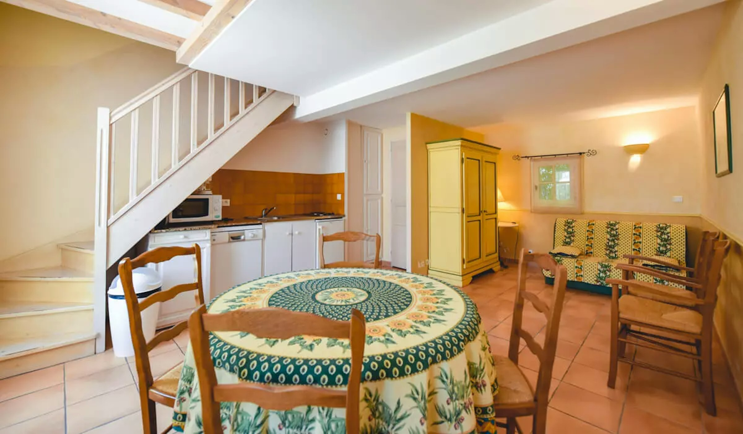 Küchenzeile und Esstisch