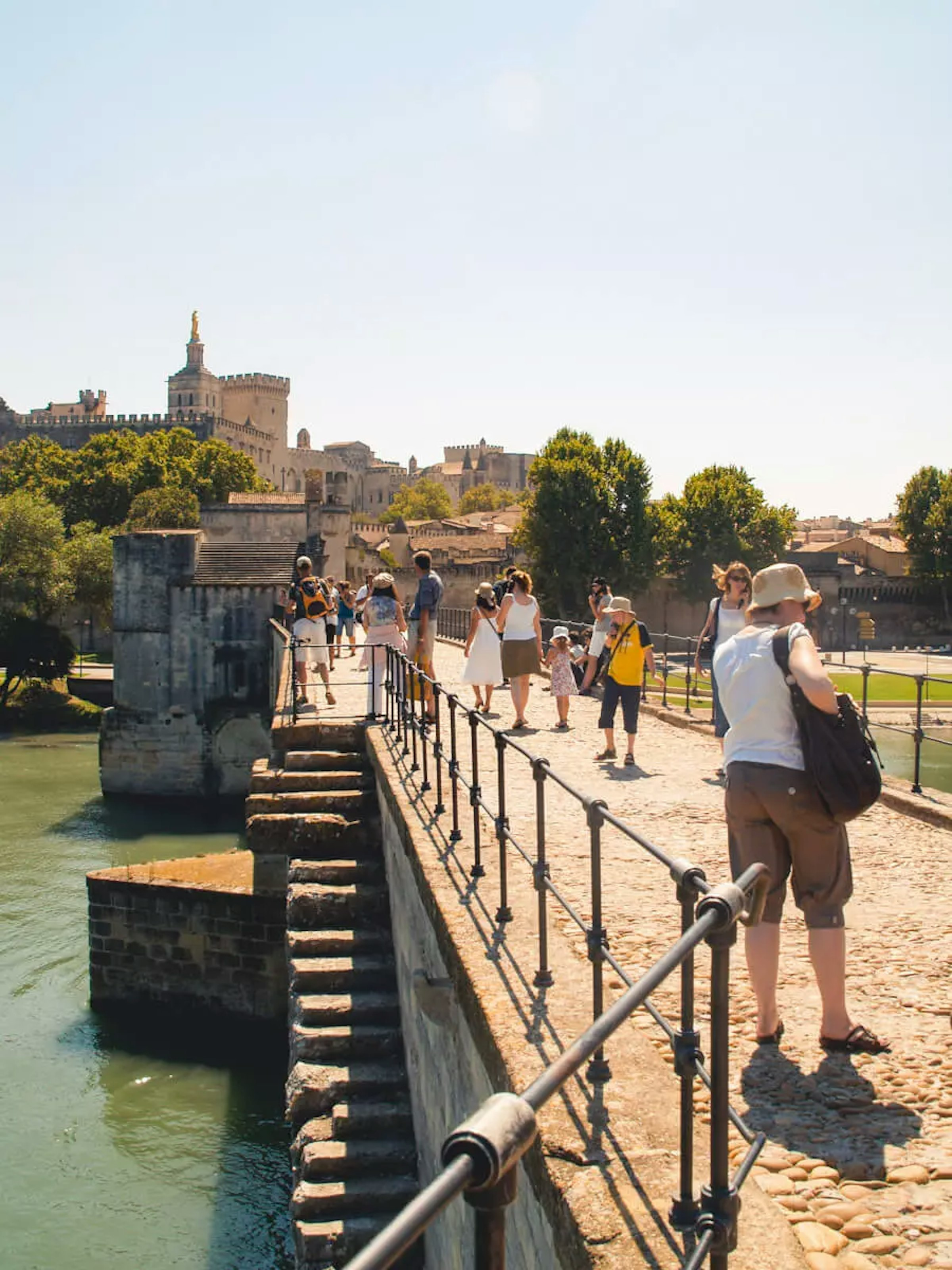 Reisetruppe an einem Fluss
