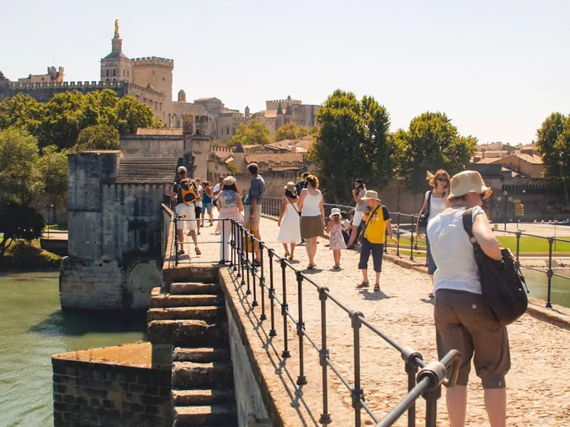 Reisetruppe an einem Fluss