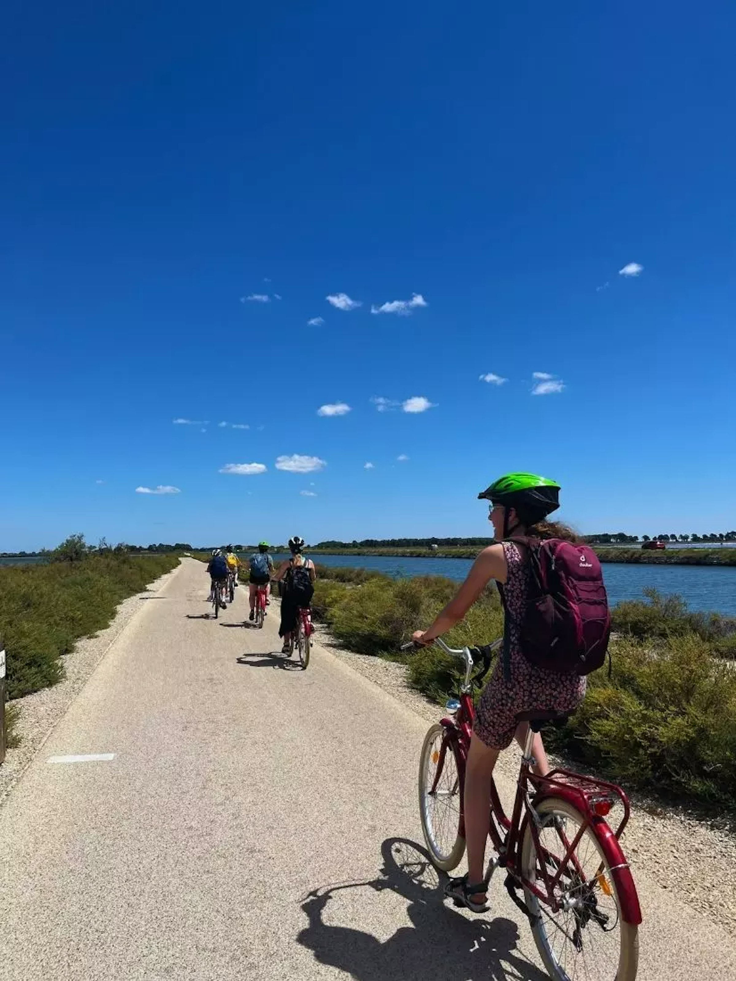 Reisegruppe auf einer Fahrradtour am See