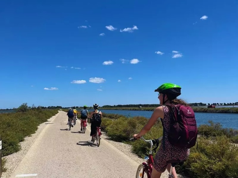 Reisegruppe auf einer Fahrradtour am See
