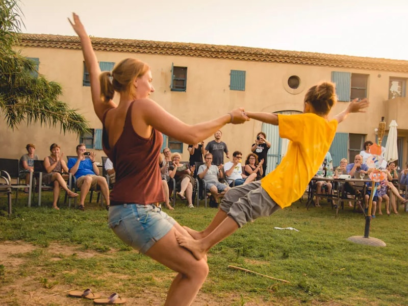 Erwachsene schauen einer Kindershow zu