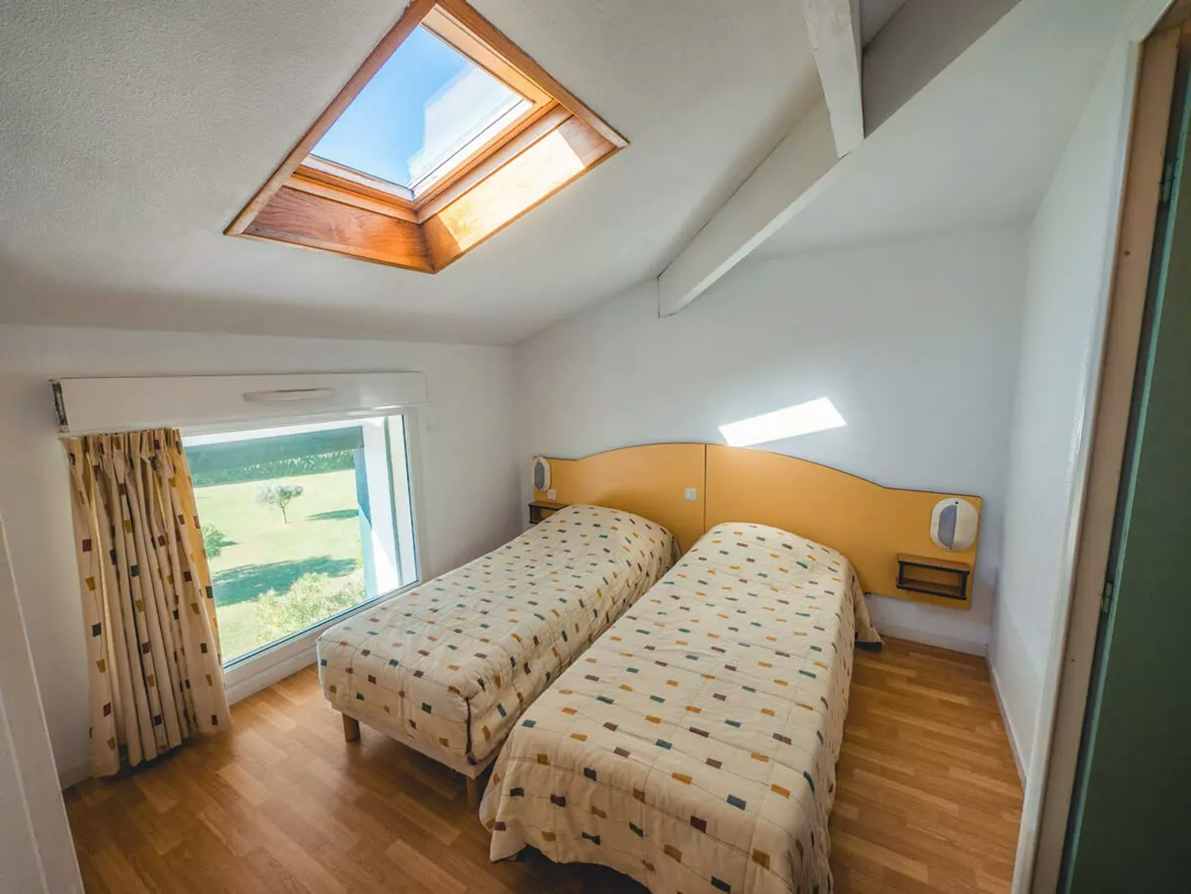 Schlafzimmer mit Doppelbett